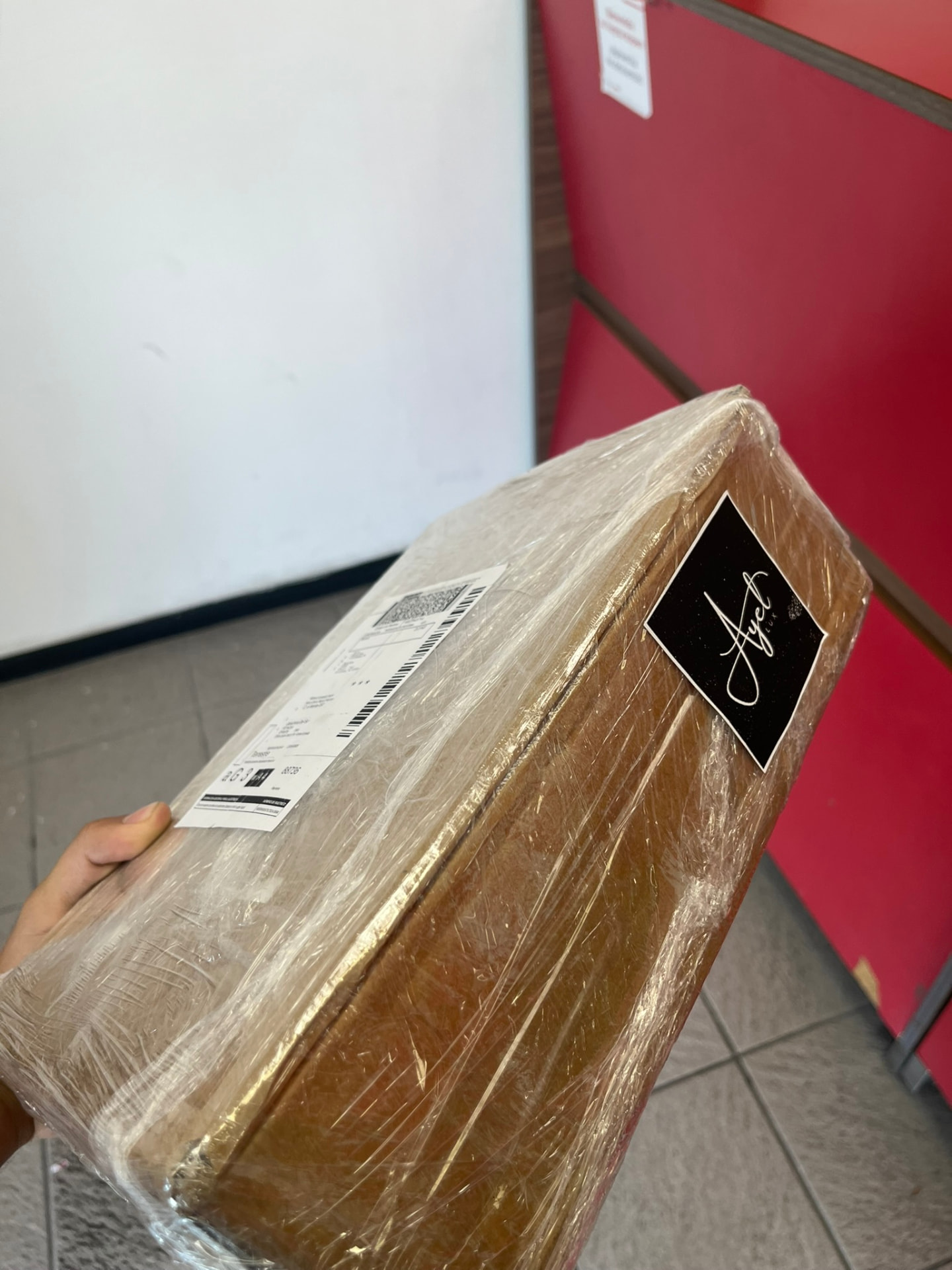 Paquete Ayel Lux embalado listo para envío con sello de la marca