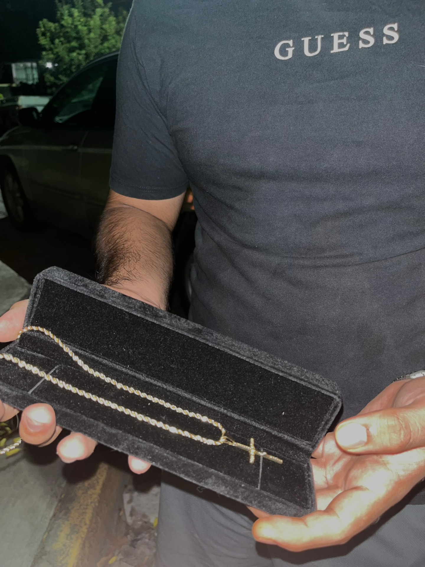 Cadena con dije de cruz en estuche de terciopelo negro